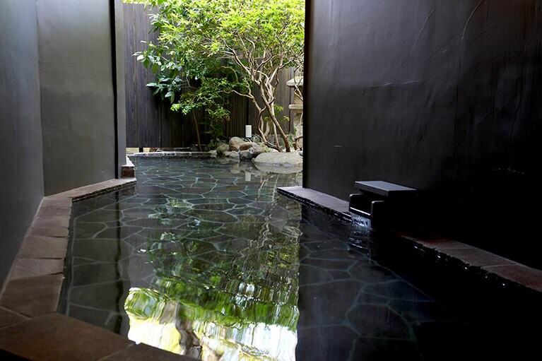 新設した露天風呂は黒を基調とした落ち着きのある雰囲気。