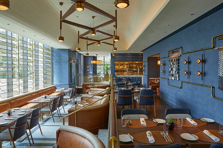 「ディストリクト ブラッスリー・バー・ラウンジ」の店内。「ディストリクト」のアフタヌーンティーは、サラダ＆選べるメイン付きというスタイルが大好評。