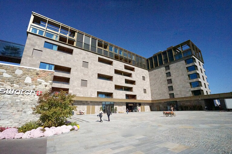 「ビュルゲンシュトック ホテル」はもっとも規模が大きい。エントランス横にはスウォッチのショップがある。