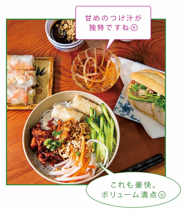 手前から時計回りに：米粉麺のブンの上に具がどっさりのった「ブン チャー ティット ヌング」700円、「ゴイクン(生春巻き)」600円、「魚のパテを挟んだバインミーカー」600円。