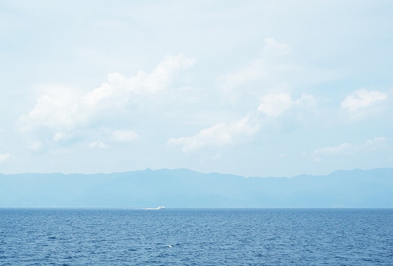フェリーから徐々に近づく島影。東京23区の約1.5倍もあるという、思いのほか大きい佐渡島。