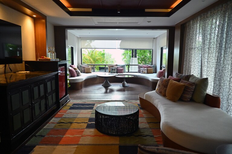 ロイヤルリザーブの広々としたリビングルーム。屋外にもリビングルームがあります。