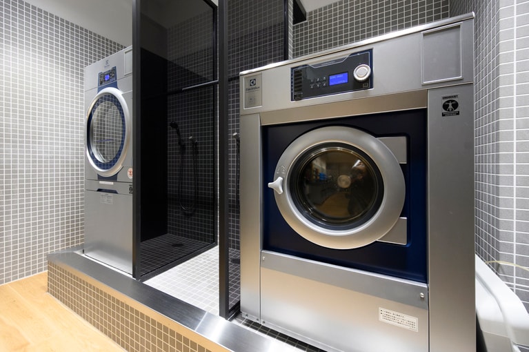 専用の洗濯機を常設。“性能は落ちないか”、“どのような手順で洗うべきか”など、ゴアテックス® アパレルの自宅洗いやメンテナンスに対する疑問にも答えてくれる。