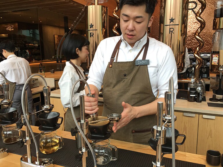MODBAR POUR-OVER(モッドバープアオーバー)でコーヒーをいれるバリスタのDAIKIさん。コーヒーに関する知識が豊富だ。
