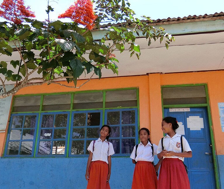 上級生の女の子は、ちょっとおすまし。