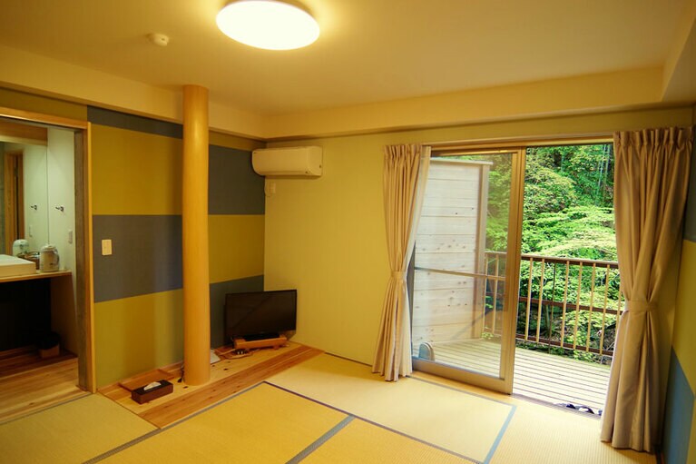 窓を開くと美しい自然が目前に迫ります。