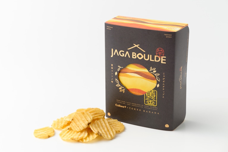 Calbee＋×東京ばな奈 じゃがボルダチップス 黄金コンソメ味 1,047円（4袋入り）。