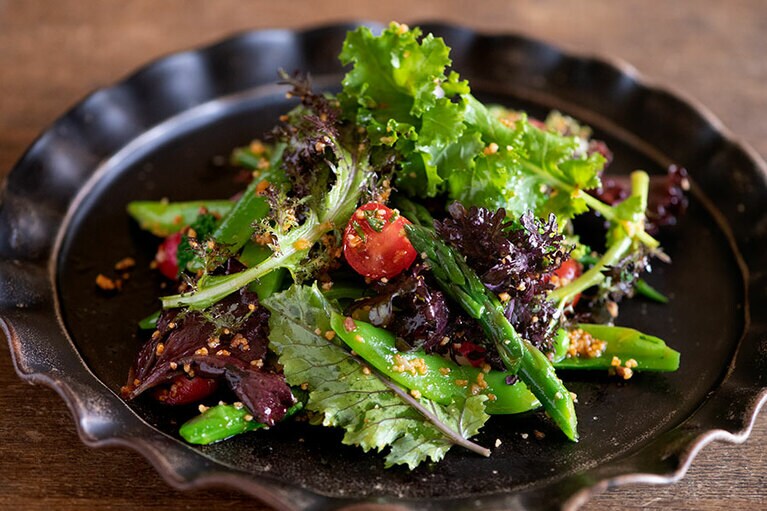 “地元野菜のクスクスサラダ” 880円。毎朝直売所で仕入れる野菜をたっぷり使用している。