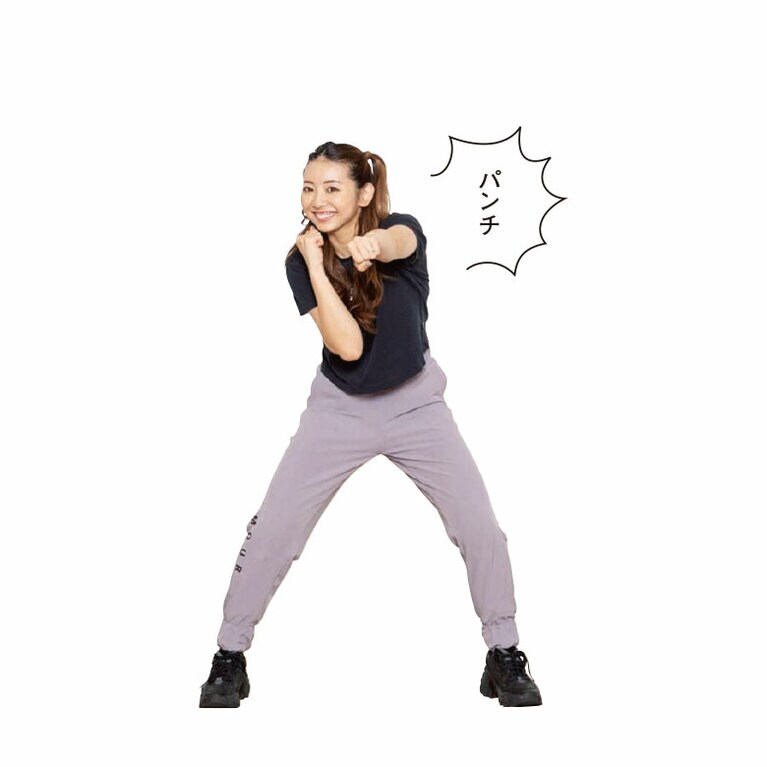 (5) 前パンチ。お腹をぐっと引き締めて。左右で8セット行い、続けて右右、左左と2回ずつを8セット。最後はスピードアップして左右16セット。