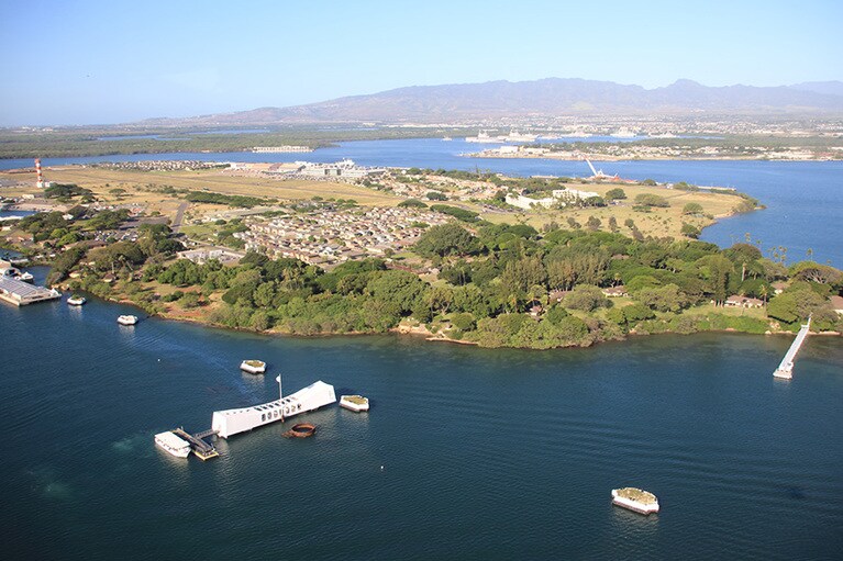 最初に見えたのはパールハーバーのアリゾナ記念館。