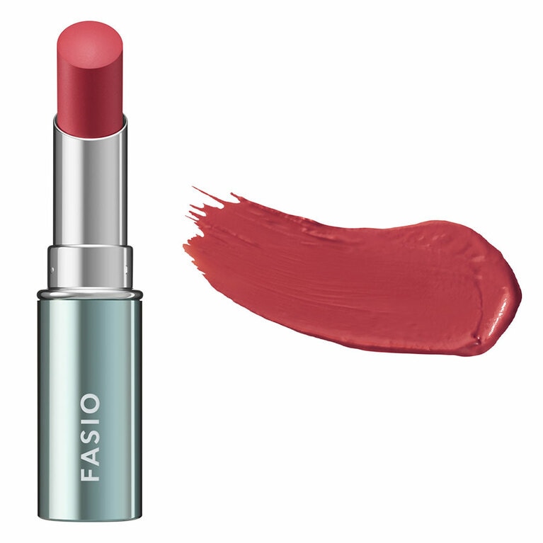 05 クラシカルレッド。パッと見は「真っ赤？」と感じるかもしれないけれど、塗ってみると決して浮かないマイルドさのある赤。