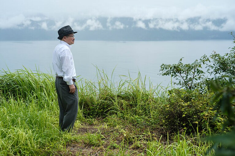 灯台へは立石漁港から海沿いに北へ約200メートルほど行き、400メートルの登山道を上る必要がある。険しい立地が立石岬灯台の重要性を物語っている。
