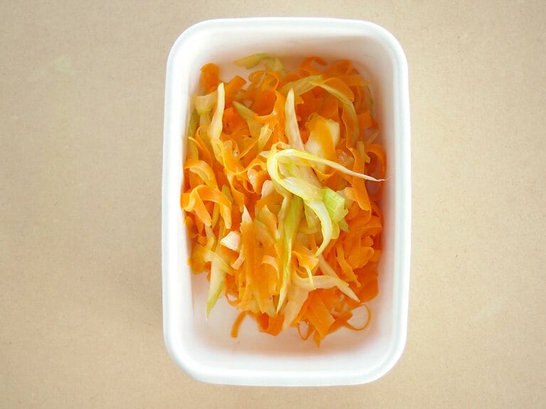 (4) 人参がしんなりしてきたら、オリーブオイル、レモン汁を入れて味を整えます。30分ほど置いて、味を馴染ませます。