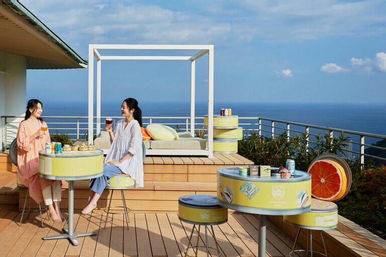 ホテルの最上階、相模湾を一望する絶景のテラスには缶をモチーフにしたテーブルやイスが設えられ、ここでクラフト缶ビールや缶詰を堪能する。