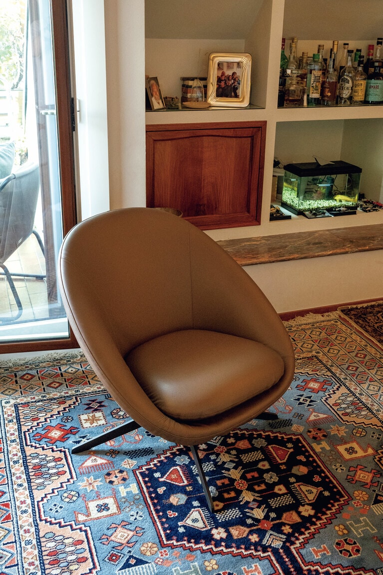 アルフレックスの回転ラウンジチェア「LUCIA」はシェル型の背が体を包み込むよう。