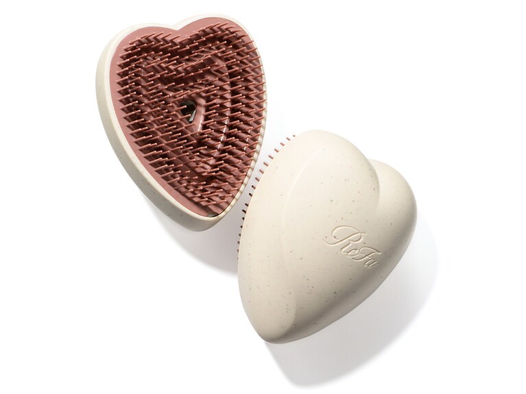 あの名品ブラシから大人も使いやすい限定カラーが登場。リファハートブラシ アースホワイト 3,300円。