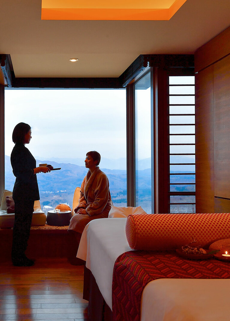 左：雄大な山々に抱かれて、優雅な休日を過ごせるリゾート。
右：絶品トリートメントと赤倉温泉の名湯で癒やされるスパも好評。