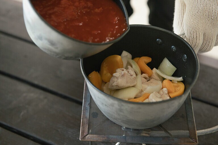 本場ではウサギ肉なども用いられるという。