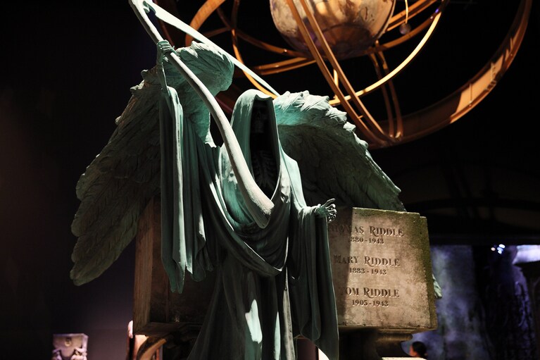 死神が鎌を振り上げたような姿が不気味さを醸し出す。