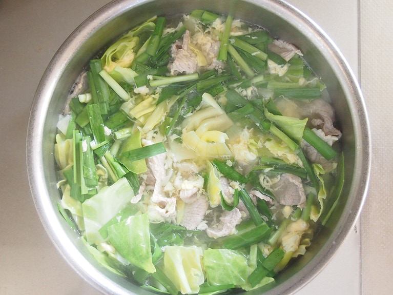 ニラ、溶いた卵を入れ全体を混ぜる。