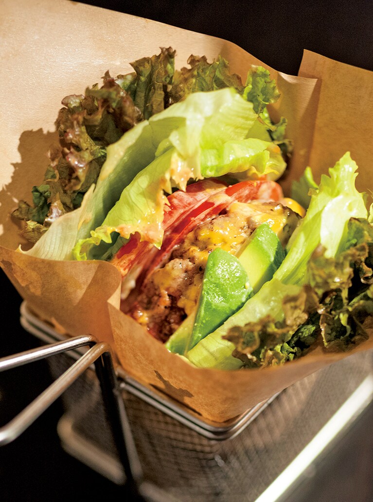 レタシュバーガー 1,600円～も夜限定。バンズの代わりにレタスをたっぷり使ったバーガーで、トッピングやソースはスタッフに相談。