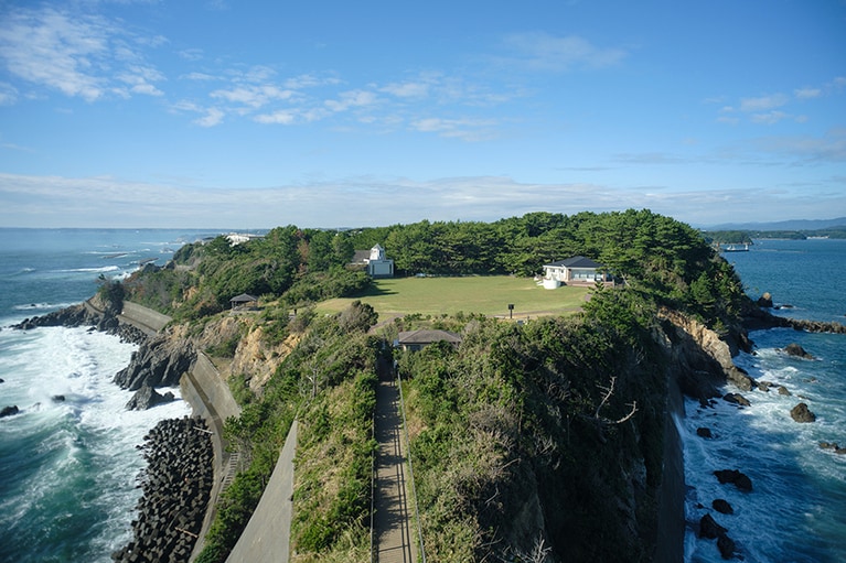 灯台に隣接する芝生の園地ではイベントも行われ、地域交流の場となっている。元旦には初日の出客も訪れる。