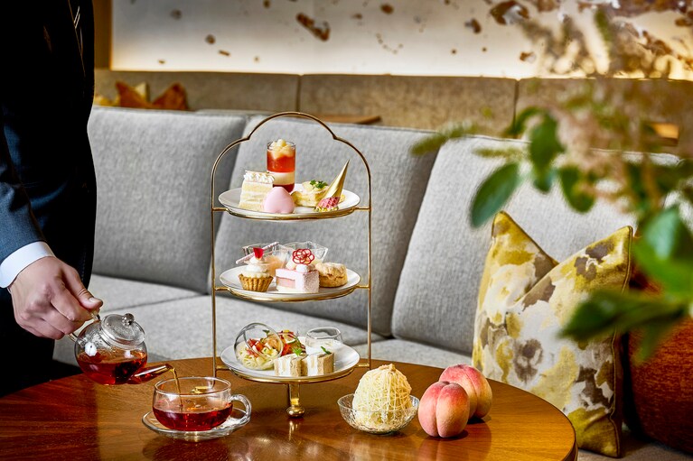 「桃のアフタヌーンティー」のイメージ。1名7,000円（税・サ込）。要予約。提供期間は、2025年8月31日（日）まで。