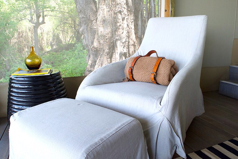 小洒落たソファも用意されていて、サファリ以外の時間をテントで快適に過ごせる。