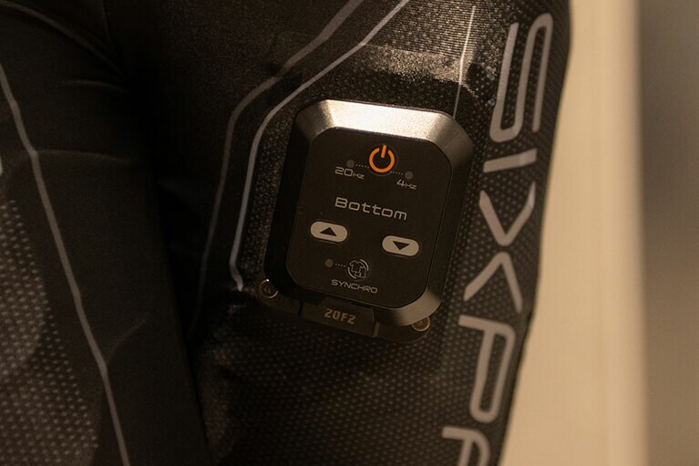 専用のEMSトレーニングスーツ「SIXPAD Powersuit」。