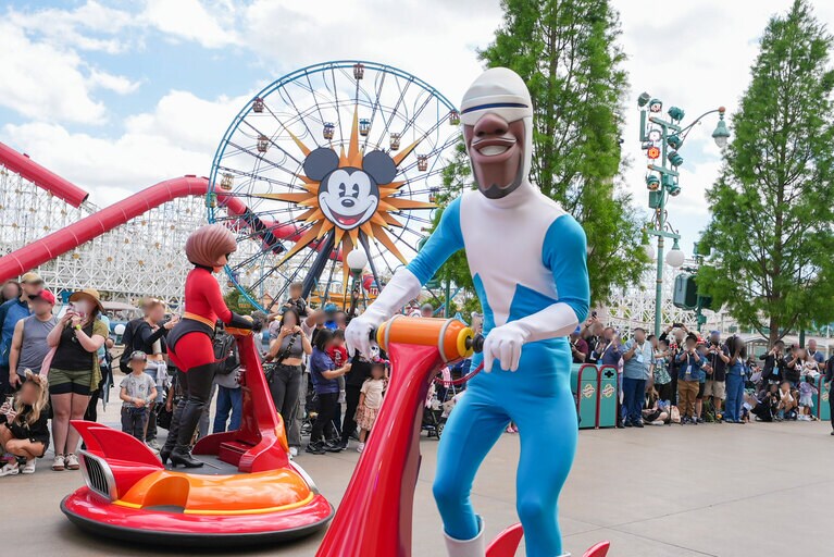 『Mr.インクレディブル』のヒーロー「フロゾン」も、ホバーカーに乗って疾走。