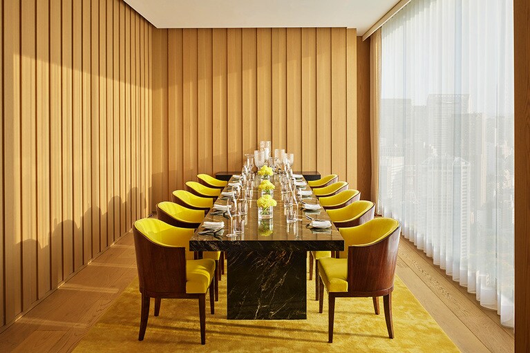 最大10名まで着席可能。