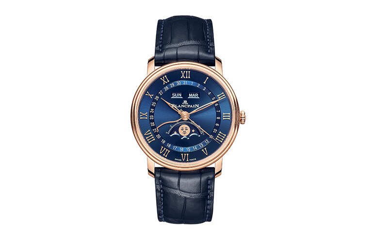 自然愛好家ならムーンフェイズを。澄み切った夜空に冴える月の遊び心ある表情が楽しい。時計「ヴィルレ コンプリートカレンダー」直径40mm、厚さ10.9mm（RG×アリゲーターストラップ）4,290,000円／ブランパン