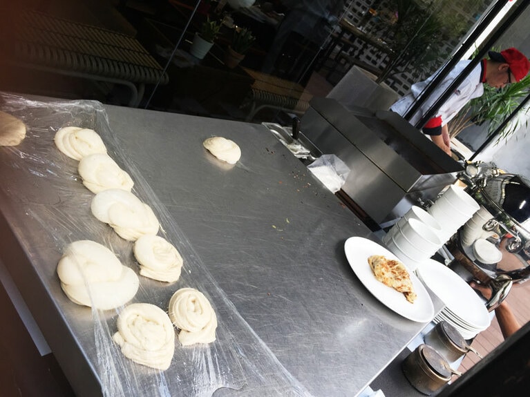 手前にある白い生地がロティ・チャナイ。大きさがまちまちで手作り感満載なところはご愛敬。