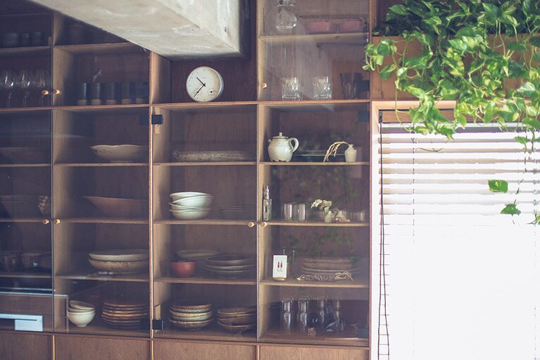 壁一面にあしらわれた棚は、美しく見せつつ、機能面も追及した。