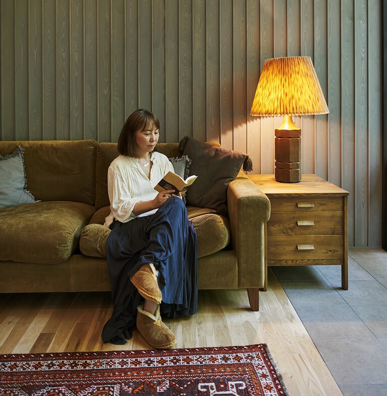 リビングの窓際には念願だった「TRUCK」のFKソファを。「ボフッ」とした座り心地は一度座ったら動きたくなくなる気持ちよさ。