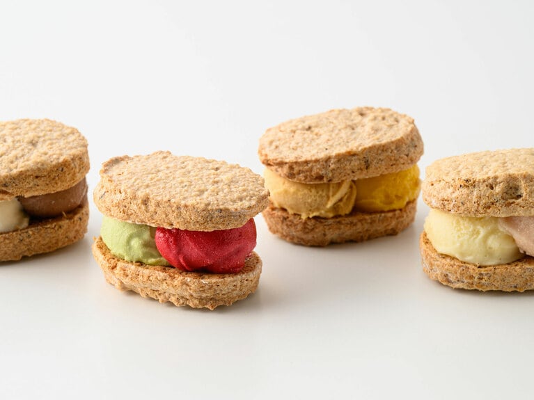 ダコワーズ　グラス 各550円。左から：ショコラ＆バナナ、ピスタチオ＆木苺、マンゴー＆キャラメル、アーモンドミルク＆桃／ラ・ヴィエイユ・フランス　初出：2024年7月25日