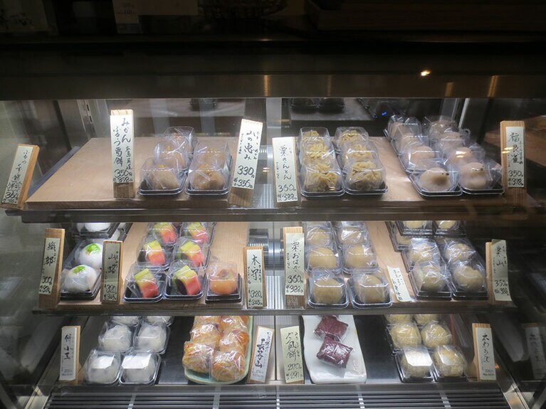 小さなケースに、その日に作られた生菓子が並ぶ。