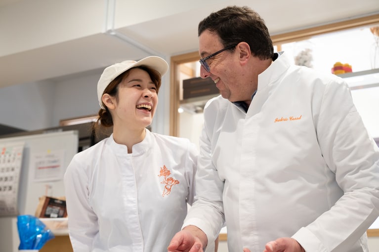 スタッフの白衣の胸元に刺繍されているのがブランドのシンボルマークの「エンジェル」。スタッフも、お客さんも。みんなが笑顔になるのがフレデリック・カッセル流だ。