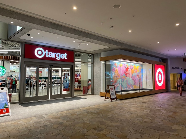 入り口は１階に２ヶ所。２階建てですが、２階からは入れません。