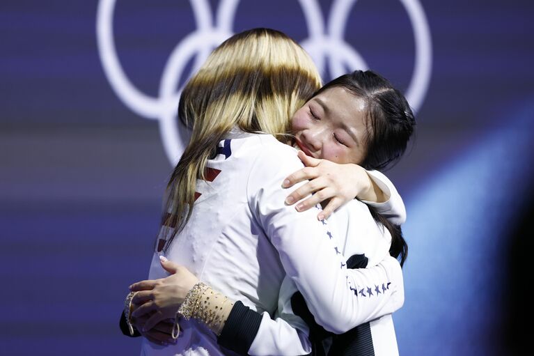 中井亜美をハグするアリサ・リウ④（©JMPA）