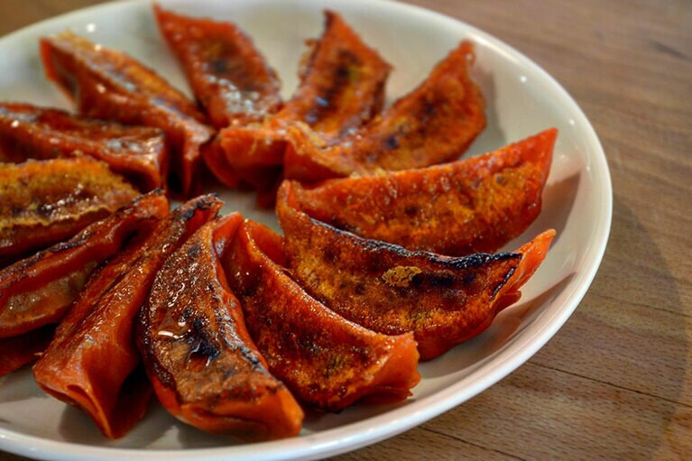 餃子の餃天「情熱の赤餃子」各1,296円(12個入り)／秋田県