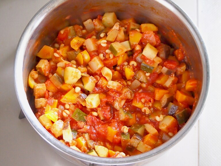 トマトの酸味が無くなるまで、蓋をしながら煮込む。