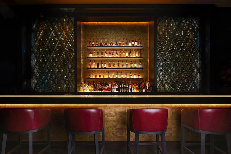 パーク ハイアット ニセコ HANAZONO［北海道／花園温泉］落ち着いた雰囲気のなかでカクテルや各地のジンを味わえるザ・バー。