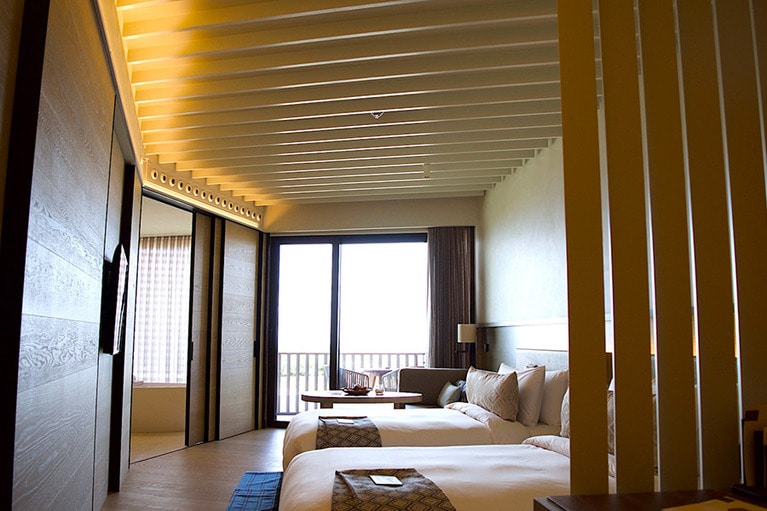 今回滞在したのは「シービュー デラックスルーム」。ドアを開けるとデスクがあり、ベッドの奥にはソファスペースもある。