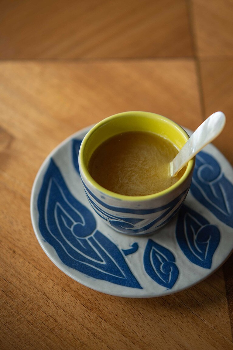 トリートメントが始まる前のカウンセリング中に飲む「ジャムー」。ウコンや生姜をブレンドしたバリ伝統のドリンクが、身体の芯から温めてくれる。