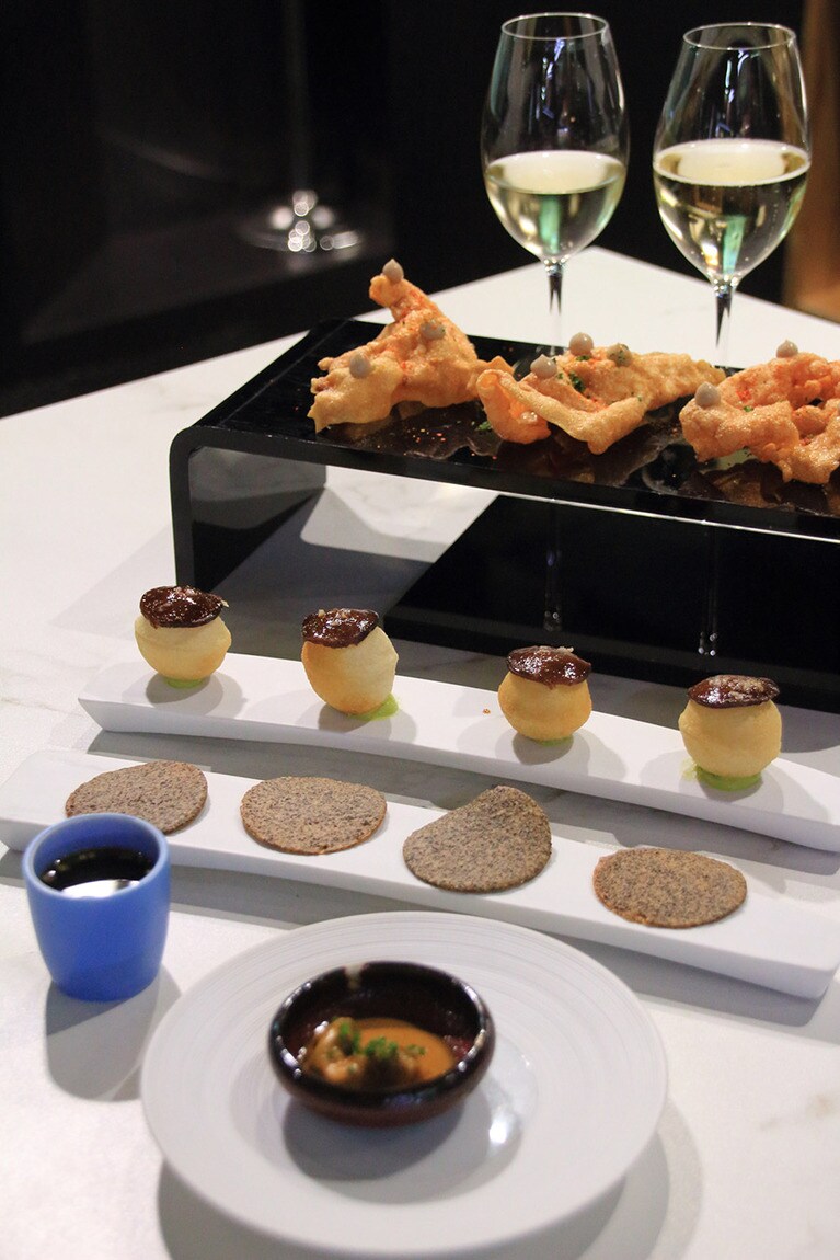 手前から、マッシュルームスープ、アボカドと鹿のペストリー、パルメザンチーズとマッシュルーム、イカのフリットアーリョオーリョソース。