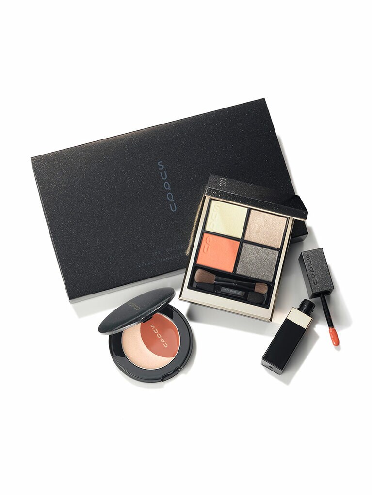 2021 ホリデー メイクアップ キット A/B 各11,000円。セット内容：シグニチャー カラー アイズ 110、コンフォート リップ フルイド グロウ 106、ムーングリーム ハイライター＆ブラッシュ 101(Aのセットの場合)／シグニチャー カラー アイズ 111、コンフォート リップ フルイド グロウ 107、ムーングリーム ハイライター＆ブラッシュ 102(Bのセットの場合)発売日：11月5日(金)