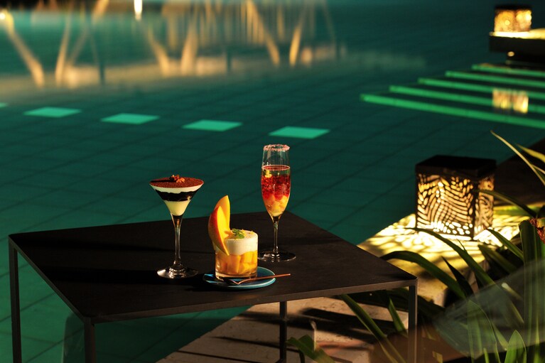 地元醸造所のビールとマンゴーや泡盛とジーマーミなど、沖縄ならではのカクテルを、食後の余韻に浸りながら楽しむ。