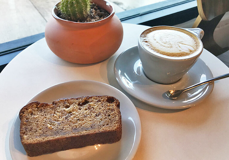 「ポイバナナブレッド」。温めて提供してくれる。