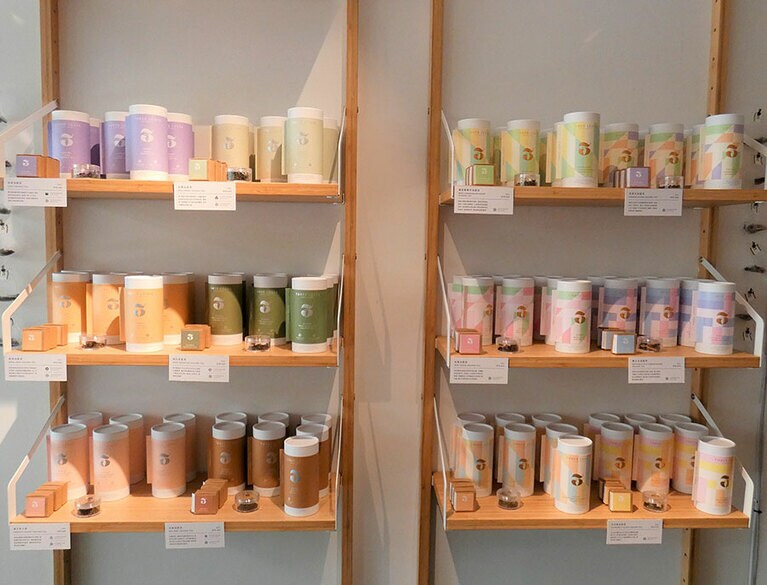 商品はセレクトショップやデザインホテルなどに卸されているほか、多数の企業とコラボしています。
